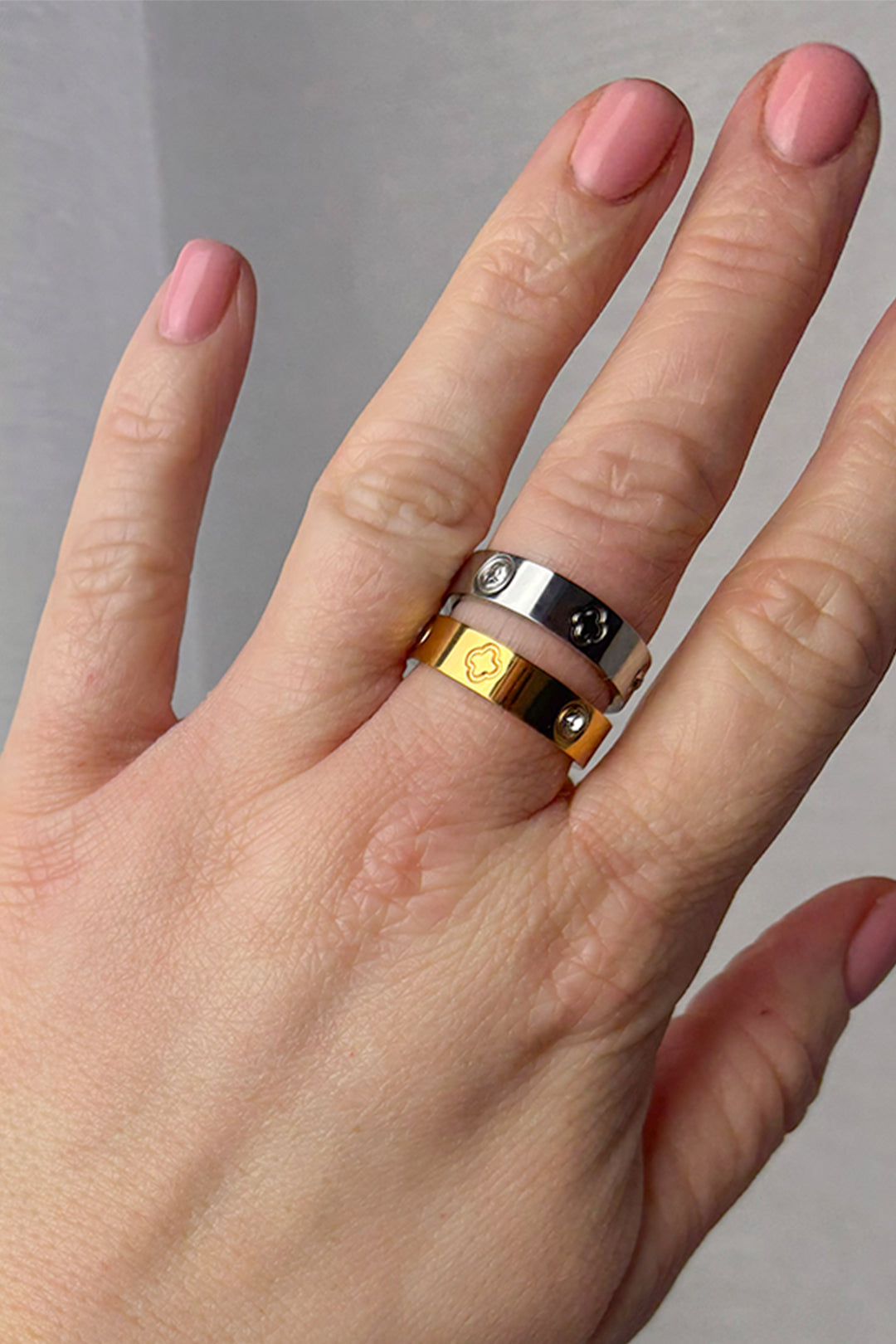 Womens Gold Clover Band Ring