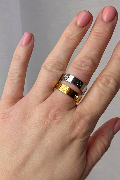 Womens Gold Clover Band Ring